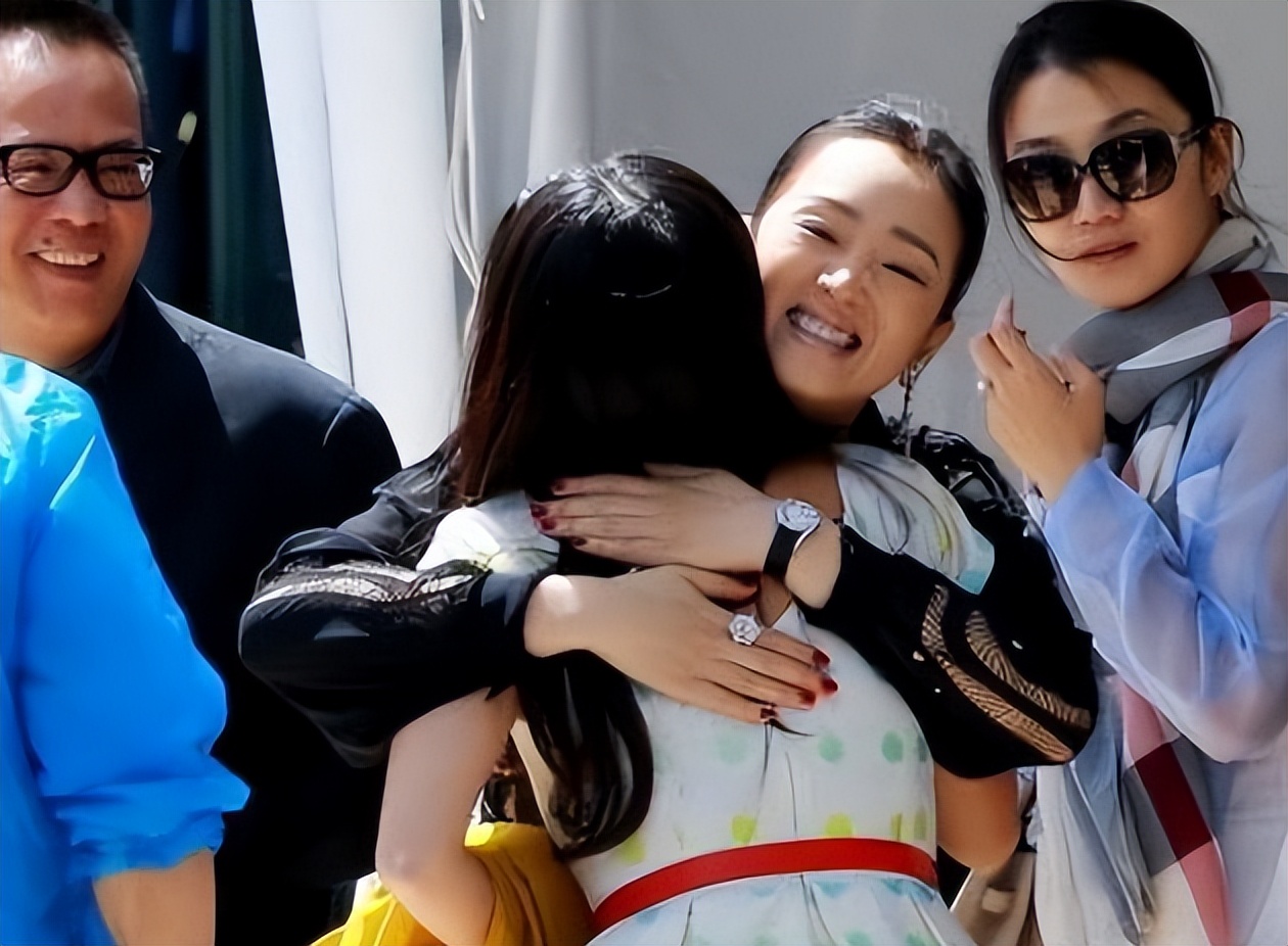 被亲爸张艺谋抛弃，公开点名巩俐毁她童年，张末都经历了什么？