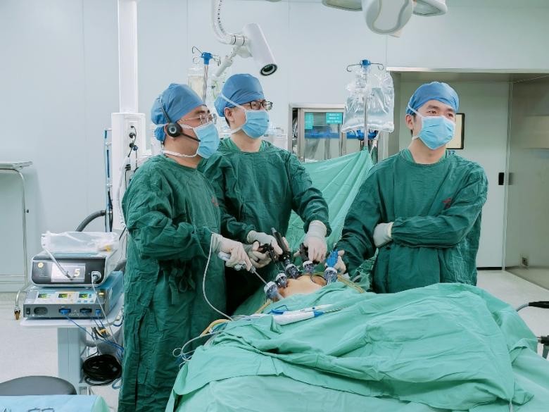 多学科精准诊断罕见巨大腹膜后肿物哈医大一院群力普外科赵宪琪团队微创拆除18厘米“*弹炸**”