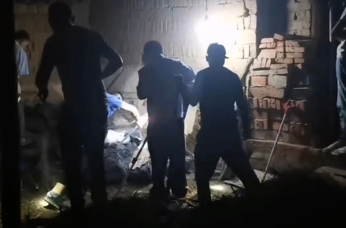 蛇为什么在一个地方不走,蛇为什么靠边走