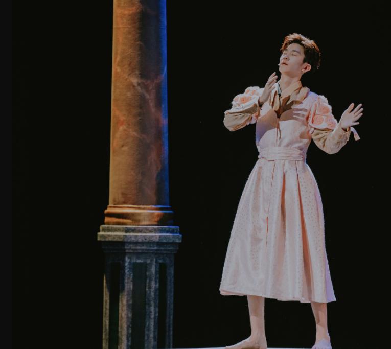 张亮15岁儿子天天穿裙子跳舞，189身高瞩目，颜值却被指泯然众人