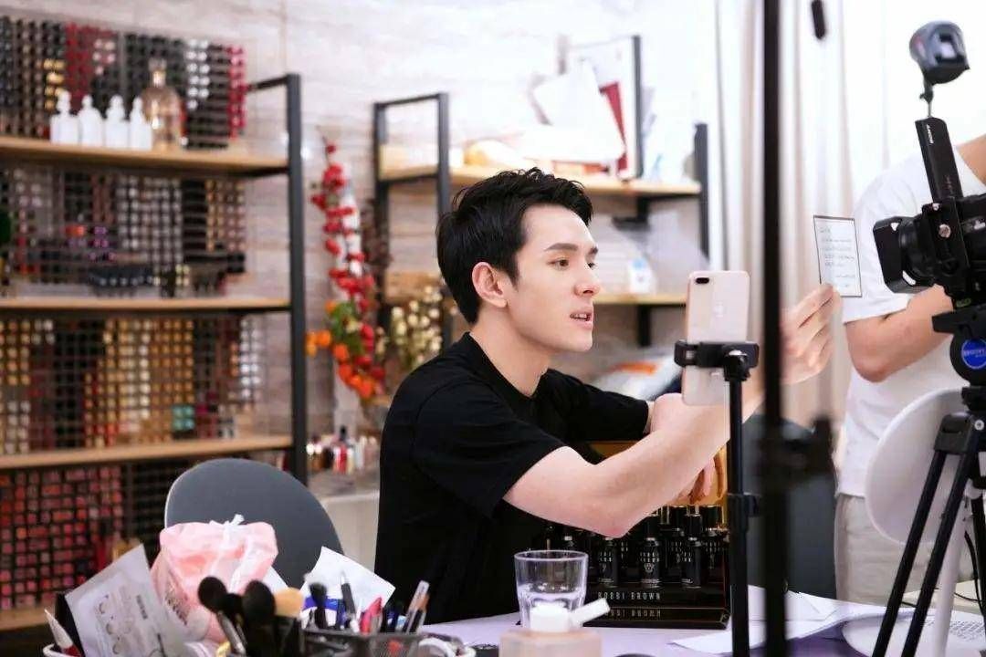 “带货一哥”李佳琦，从月薪三千到年入千万，背后的艰辛谁人知？