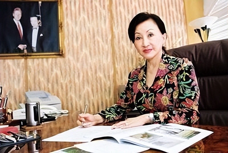 黄秋燕和李连杰有几个孩子,黄秋燕的两个女儿还认李连杰吗