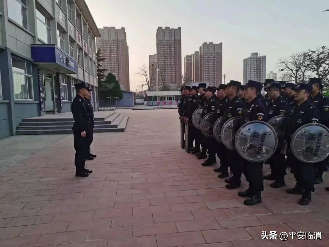 民警全力以赴筑起景区安全屏障,旅警在景区提醒游客安全
