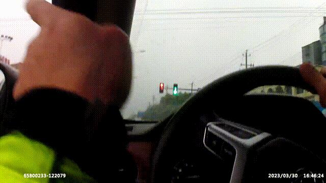 外卖小哥在十字路口执勤,外卖小哥带着孩子送外卖警察帮忙