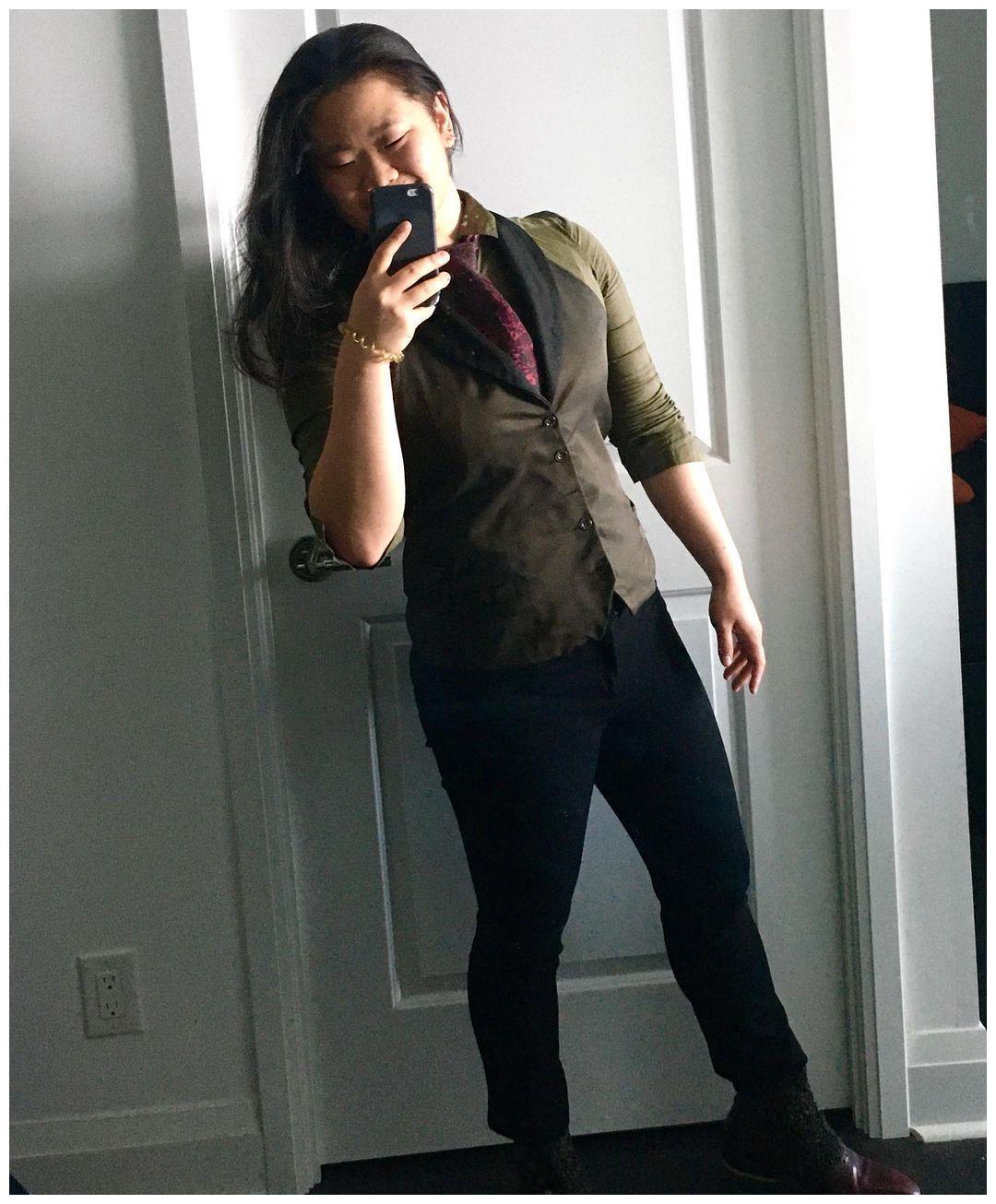 毕福剑女儿撞脸小岳岳！罕晒照留长发打扮很女人，身材壮硕太男人