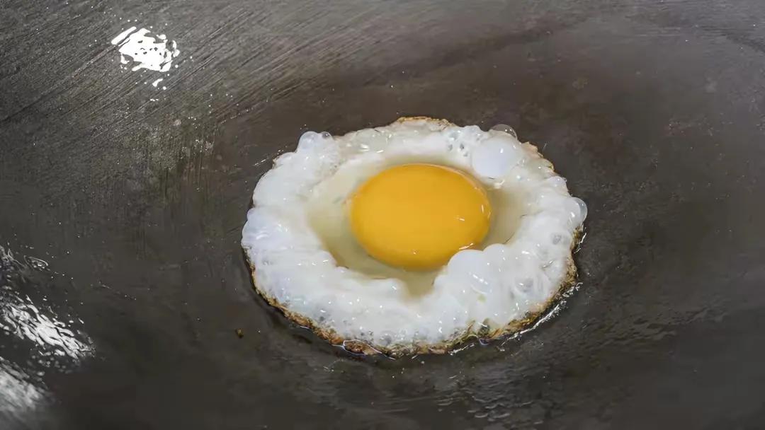 新买的铁锅咋开锅不生锈,新买的铁锅切记别直接开锅