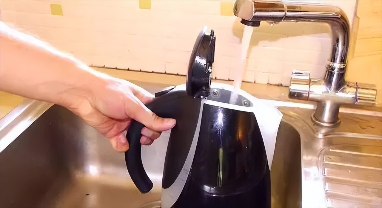 喝电热水壶烧的水对身体危害多少,电热水壶烧的水经常喝对人有害吗