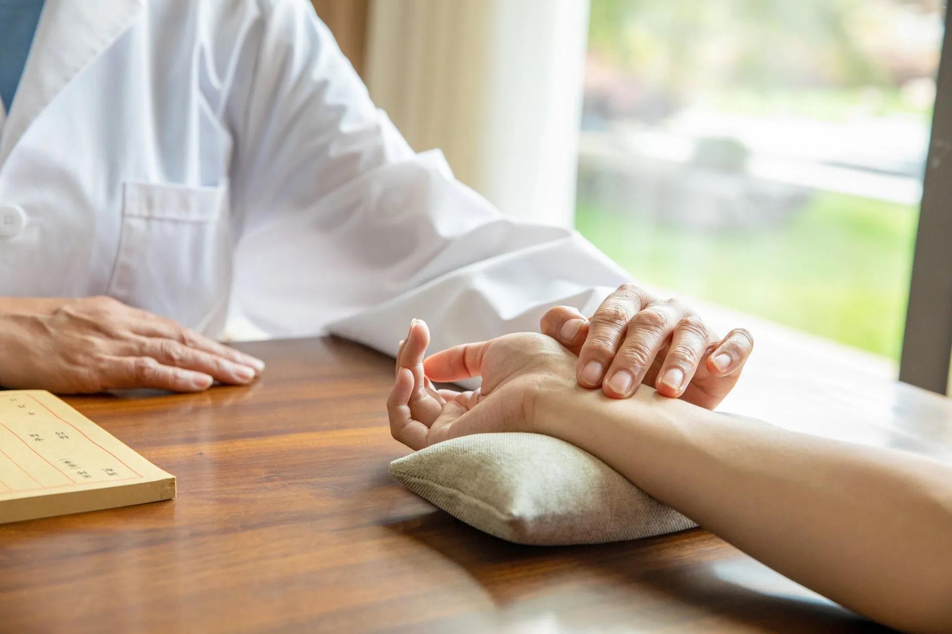 胸部是不是要经常轻按摩,胸部是不是不能随便用力按摩