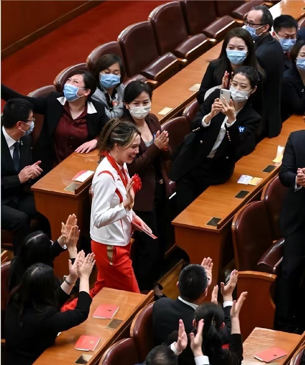 谷爱凌获得金牌的精彩瞬间,谷爱凌进入人民大会堂