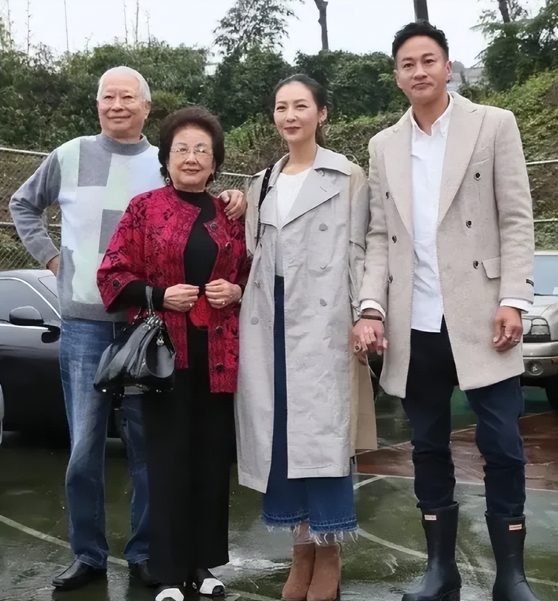 何润东与老婆现身机场,何润东安以轩红衣