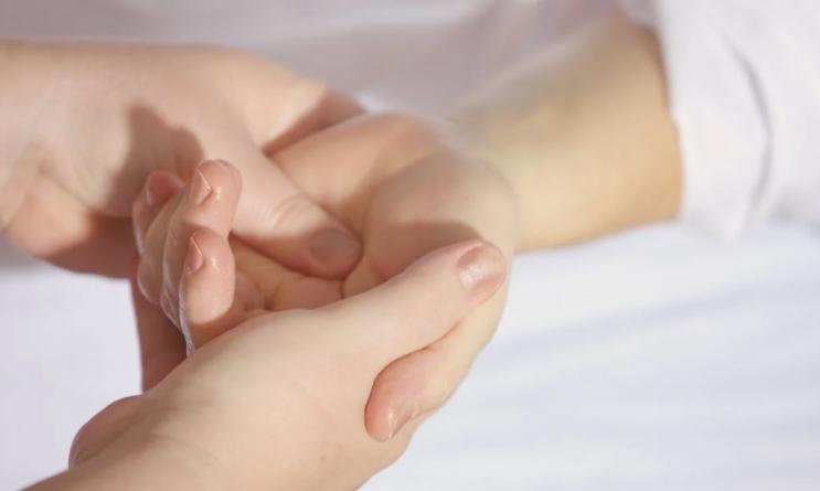 手腕摔倒肿痛骨头有问题吗,手腕摔倒肿了都鼓起来了是咋回事