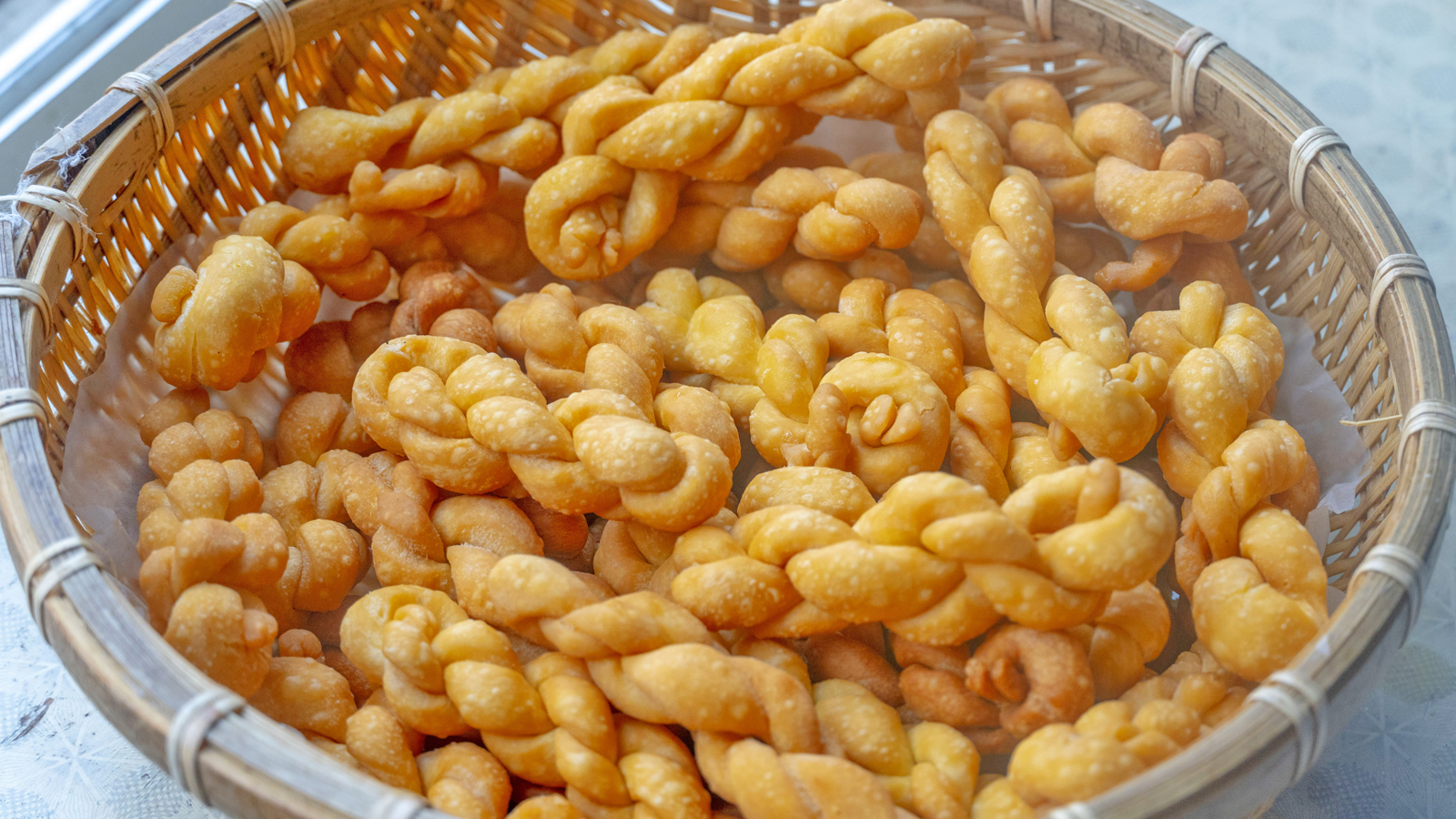 面粉这样做酸甜可口出锅瞬间抢光,面粉的独特做法每一口都酥掉渣