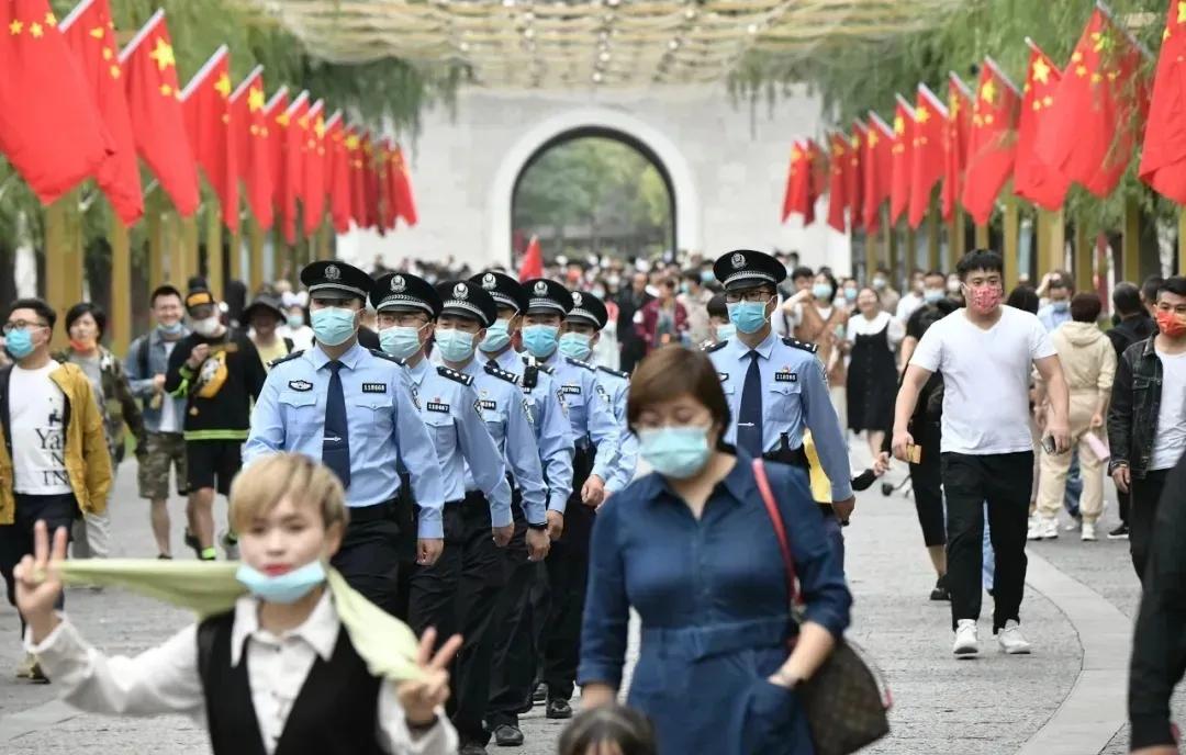 商州公安守护万家平安,守护万家团圆中秋节警察