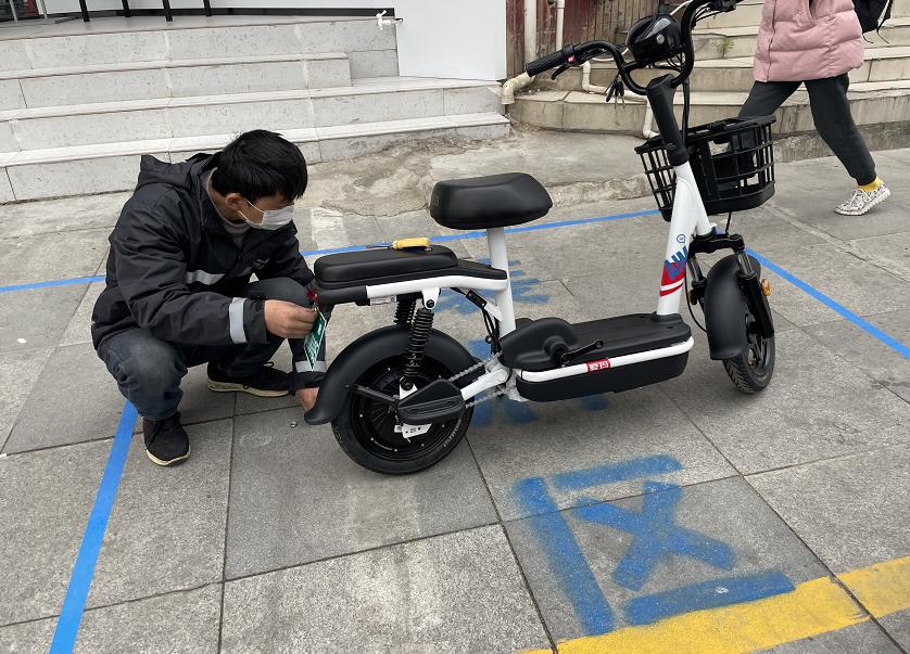 南阳新华路电动车市场首个电动车上牌点设在爱玛专营店