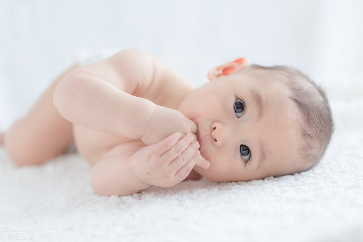 宝宝睡偏头了，需要矫正吗？