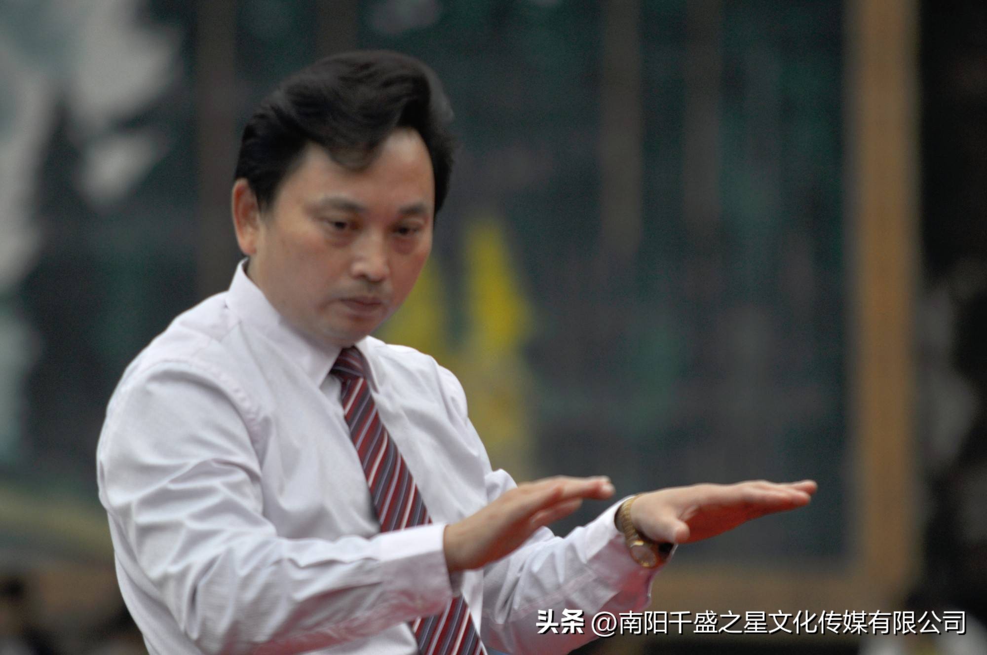 周鹏国家队队长,周鹏青年歌唱家