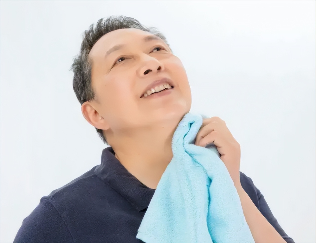 中医背上老出汗是怎么回事,动不动就出汗中医教你健脾燥湿