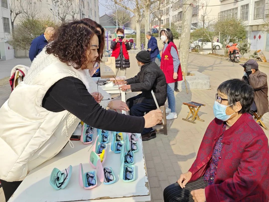 蒙阴街道新华社区:弘扬雷锋精神,服务居民群众