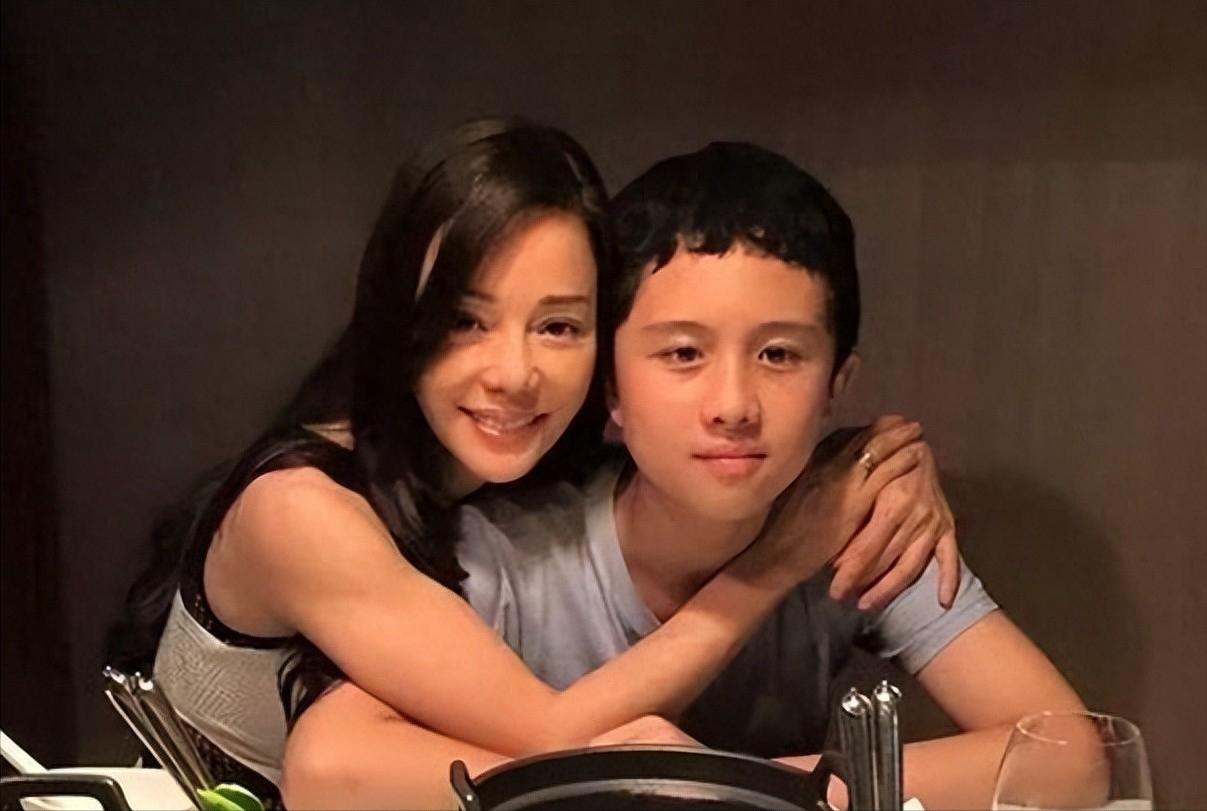 被母亲喂养12年、同床15年，痴狂到畸形的母爱将爱子送进监狱