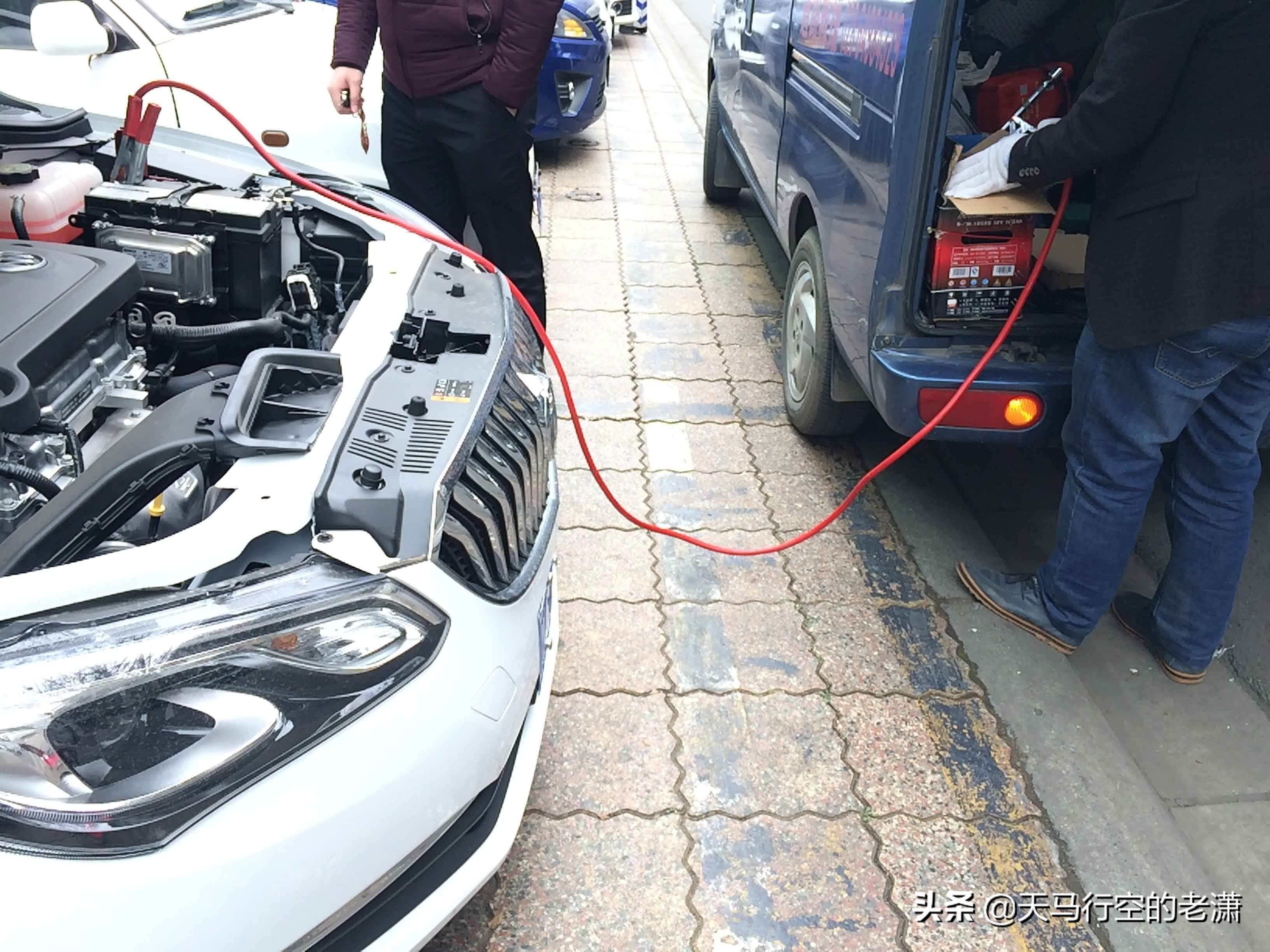 汽车溜车为了不撞到怎么操作,汽车溜车最快解决办法