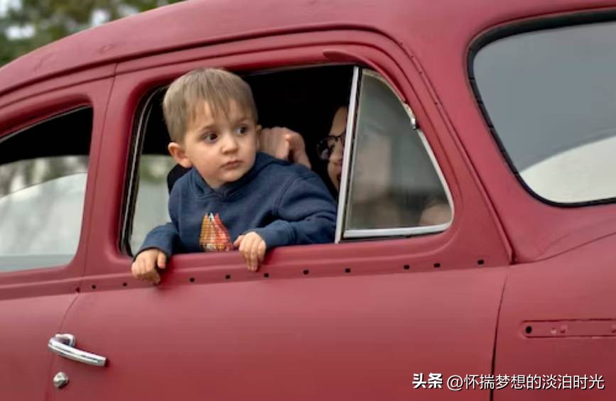 开车时孩子可以坐在副驾驶吗,小朋友不建议坐副驾驶座