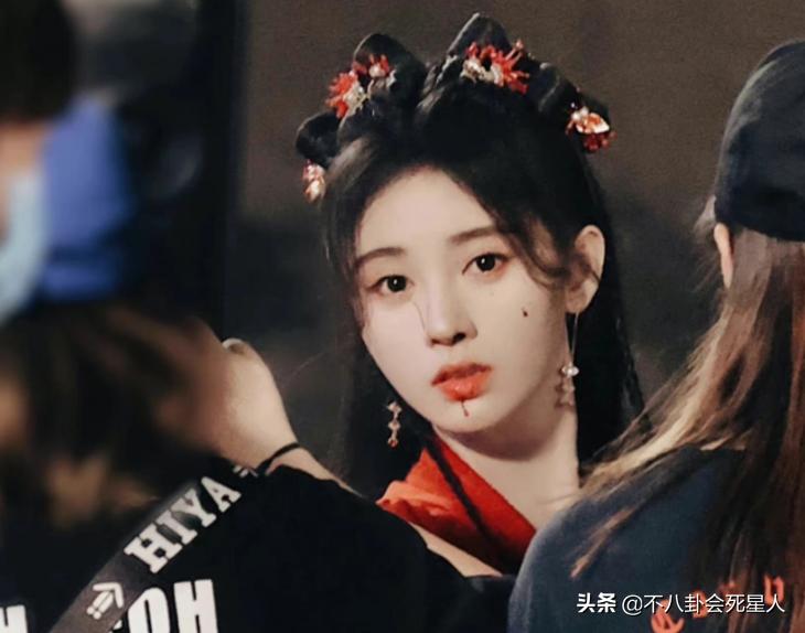 鞠婧祎8大离谱妆容：吐血不敢弄花半永久妆，守丧也要浓妆涂红唇