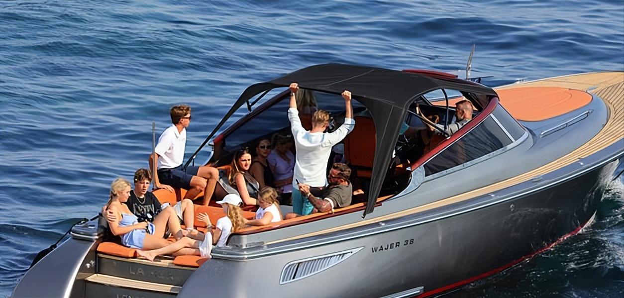 小贝大儿子抱女儿小七最新照片,小贝女儿和小七接吻