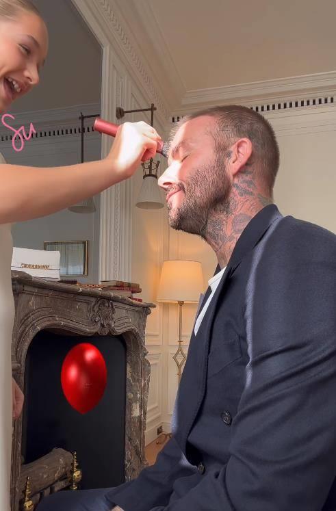 贝克汉姆亲吻小七为女儿庆生,贝克汉姆亲吻球场