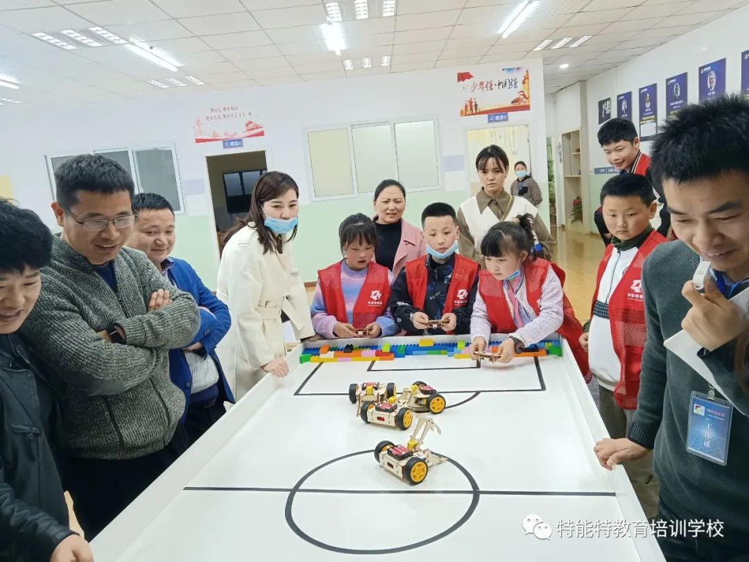 巴*特中**能特教育举行少儿机器人足球大赛