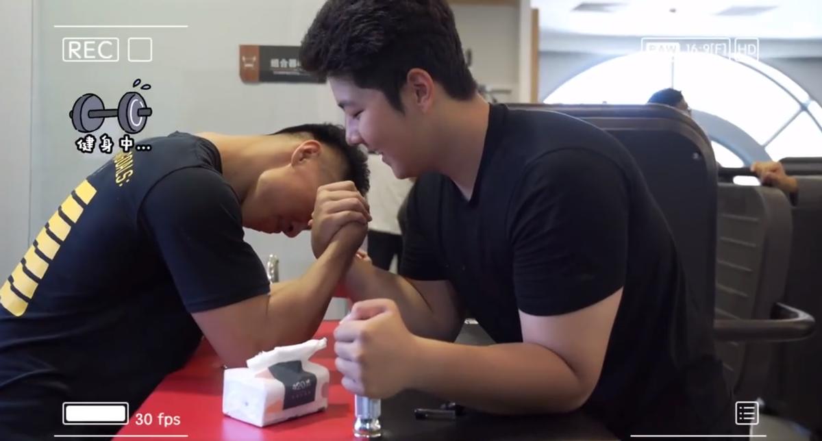 郭涛晒15岁石头健身近照!高大魁梧肌肉发达,五官清秀撞脸赵今麦