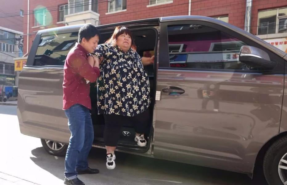 当年校花被丈夫养胖三百多斤,结婚3年校花被丈夫喂胖到332斤