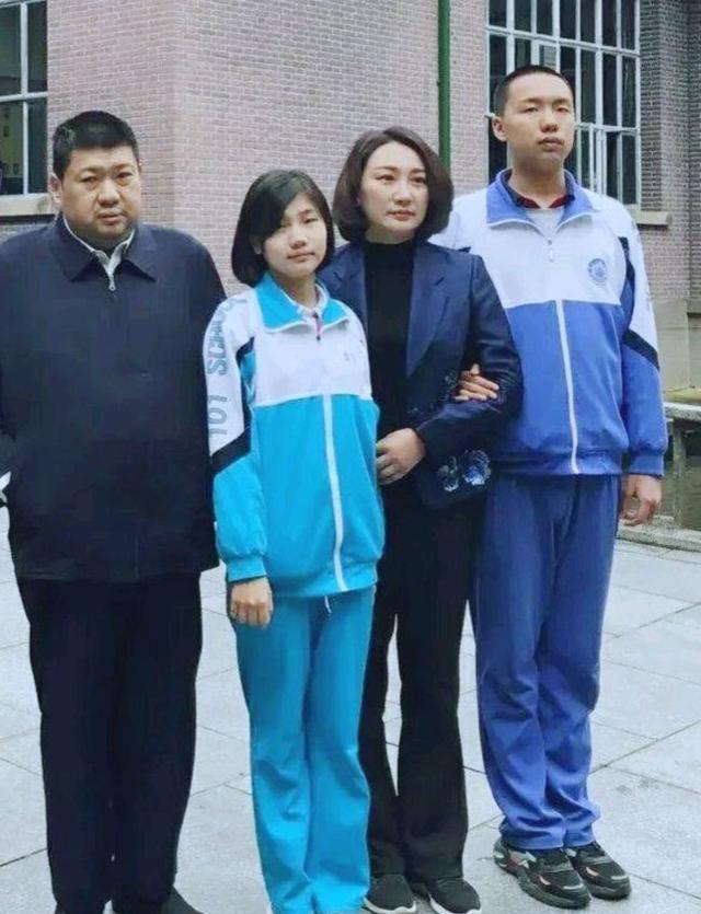 伟人唯一曾孙女，外貌神似杨开慧，14岁气质高雅颇具艺术天赋