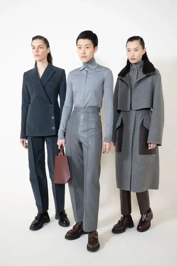 灰色和深灰哪个更适合年轻人穿,暖灰色系搭配灰白满满的高级感