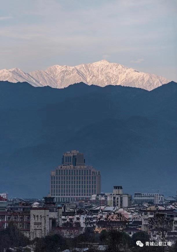 晴空雪山,雨过天晴的都江堰又见雪山