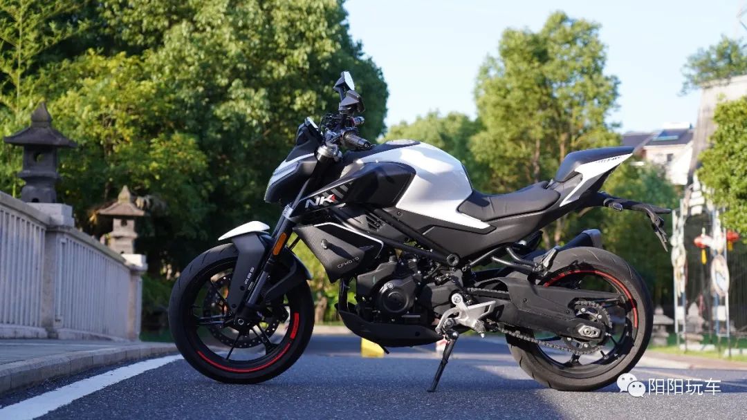 春风450NK三千公里还能卖多少钱,5000左右单缸300cc街车