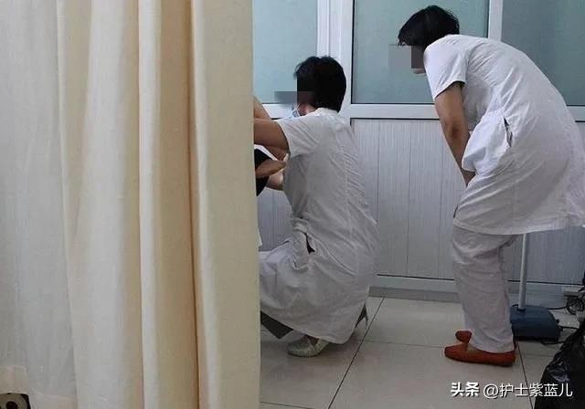 男子做ct时与医生发生争执,男子带妻子做ct