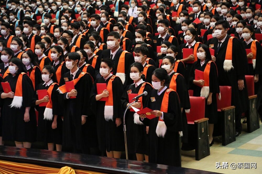 泰国国王毕业仪式,泰国国王携王后驾临佛寺敬献僧衣