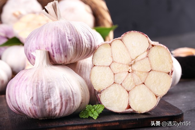 东北人为什么如此迷恋生吃大蒜头——探秘东北风味的魅力！