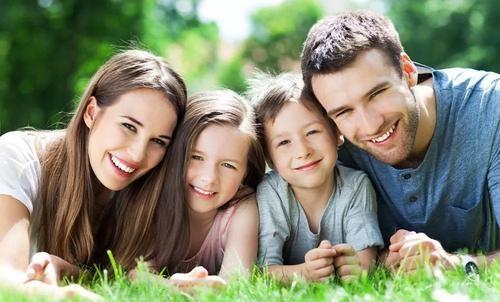 老人捡弃婴考上清华父母认亲,女子捡到弃婴7年父母找到