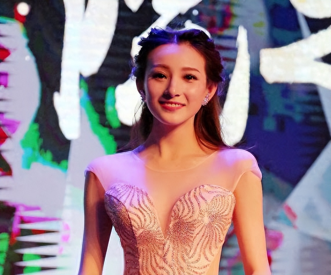 她是央视学霸级美女主持人,她是央视主持人