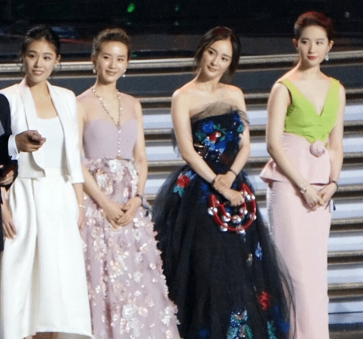 脖子丑的女星,被丑脖子拖累的女星