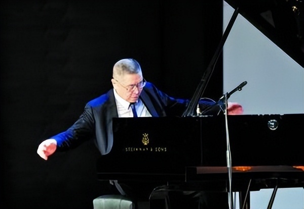 钢琴家刘诗昆：78岁娶女徒弟，81岁升级当爸爸，一家三口其乐融融