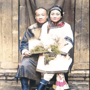 30张老照片:女子依洋人怀,*片鸦**烟枪手中持,白日梦中沉醉