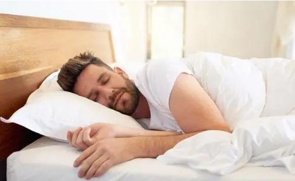 裸睡好处多但要注意睡眠环境,裸睡是健康的睡眠方式