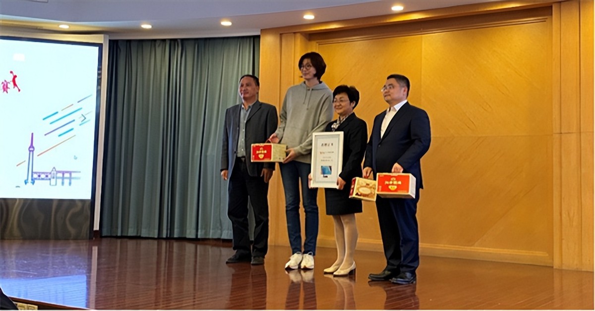 姚明和妻子的爱情故事,姚明和妻子叶莉图文