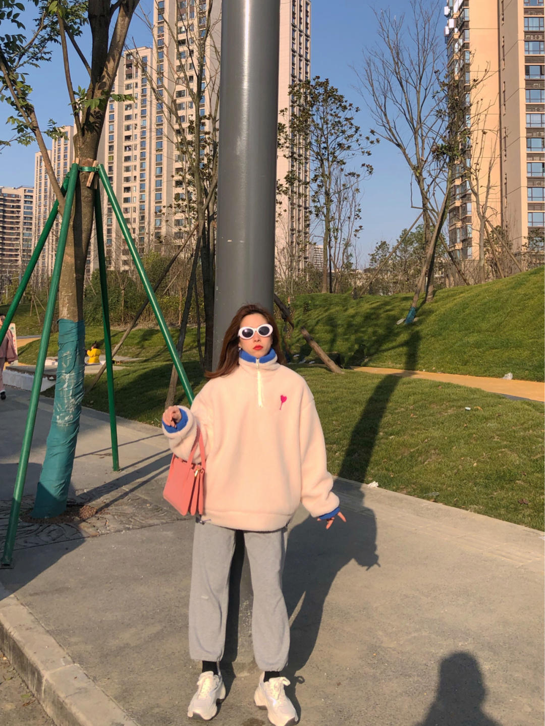 羊羔绒宽松慵懒风高级感卫衣,慵懒风羊羔绒卫衣怎么搭配才好看