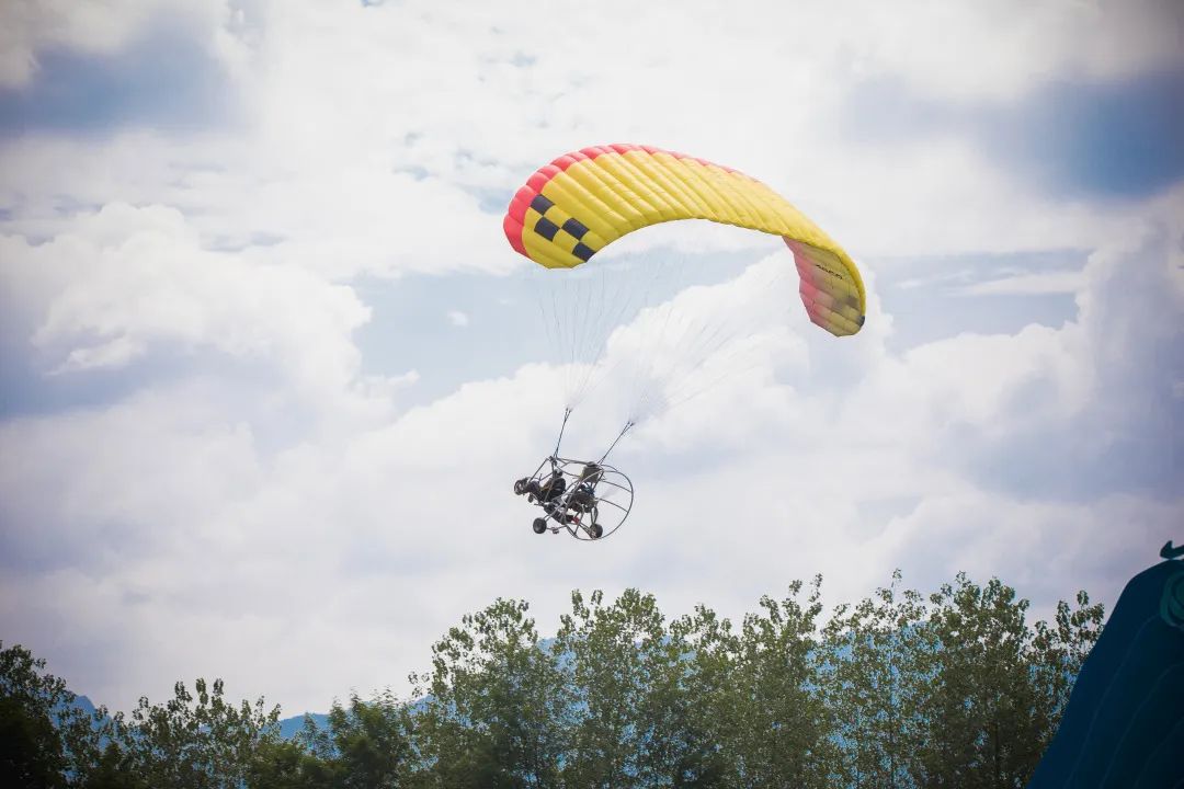 全羊宴烤乳猪、神秘矿坑、湿身派对…有趣不扎堆,假期支棱起来吧