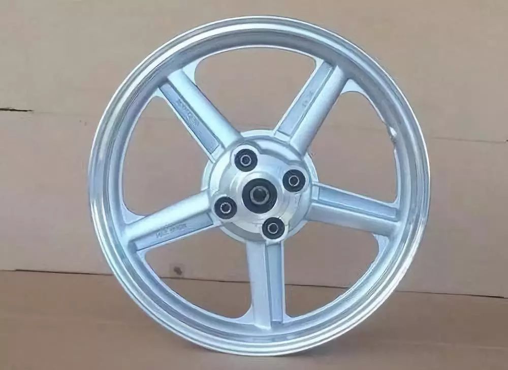 我给光头当秘书,月入五位数,几百人争着和我搭关系