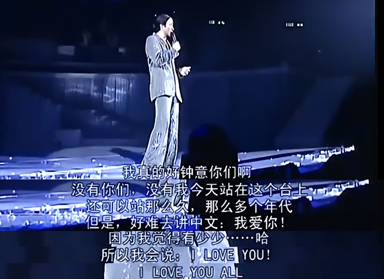 他穿深V露背装，和歌迷开黄色笑话，没被封号还引千万人点赞？