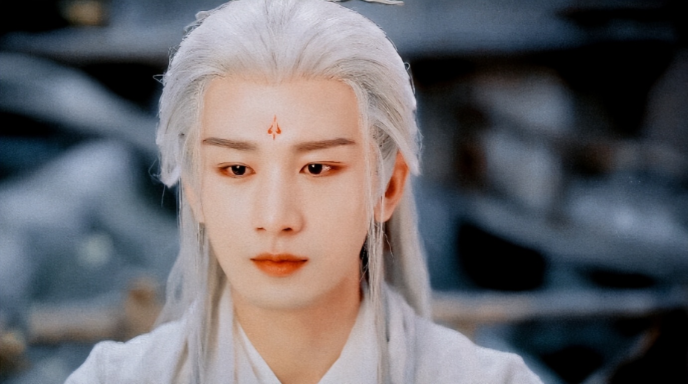 古装仙侠剧女主被男主刺,女主坠崖遇到遍体鳞伤的男主